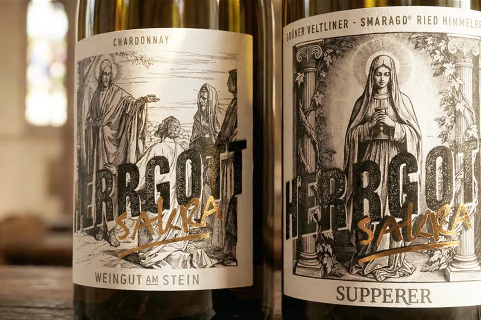 Weinflaschen von Herrgott Weine mit markanten Etiketten