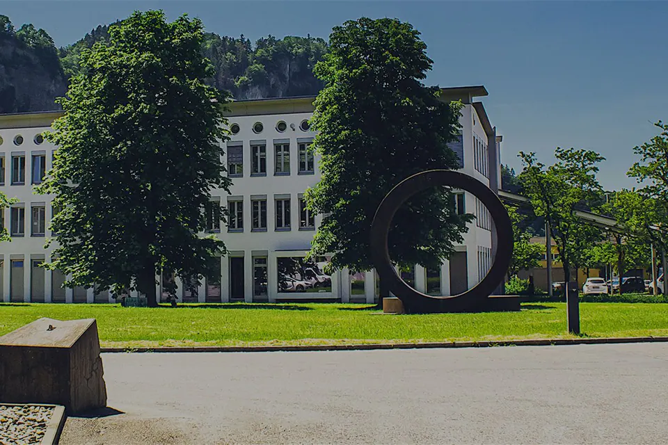 Architektur und Außenraum am Standort von Otten Real