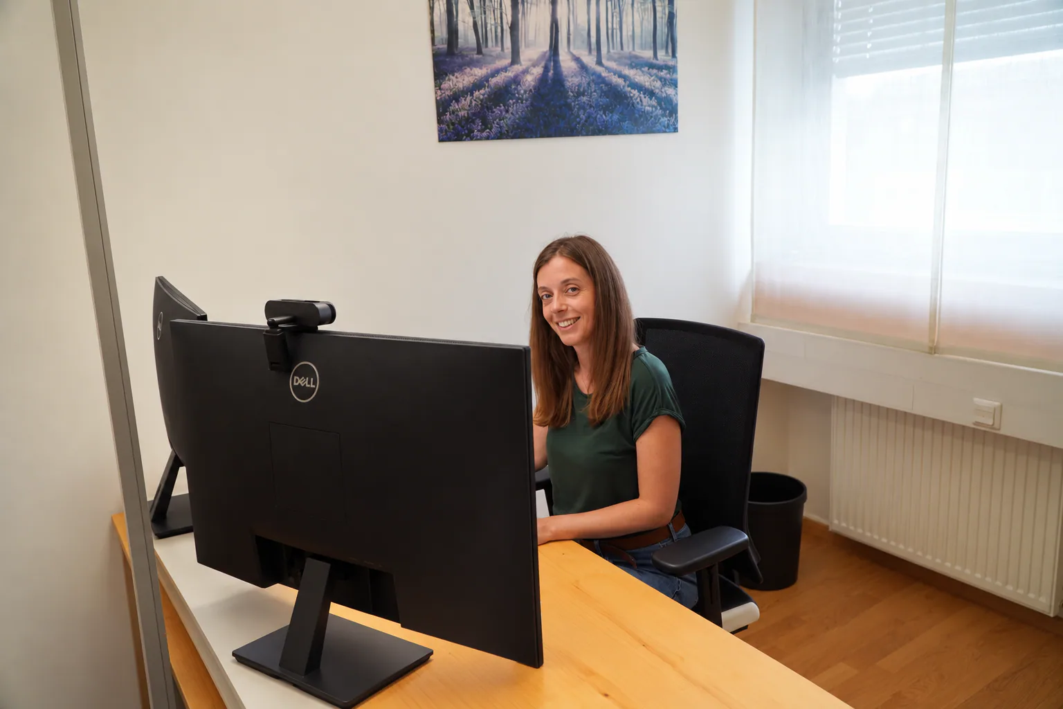 Andrea an ihrem Arbeitsplatz im Büro von Break Media