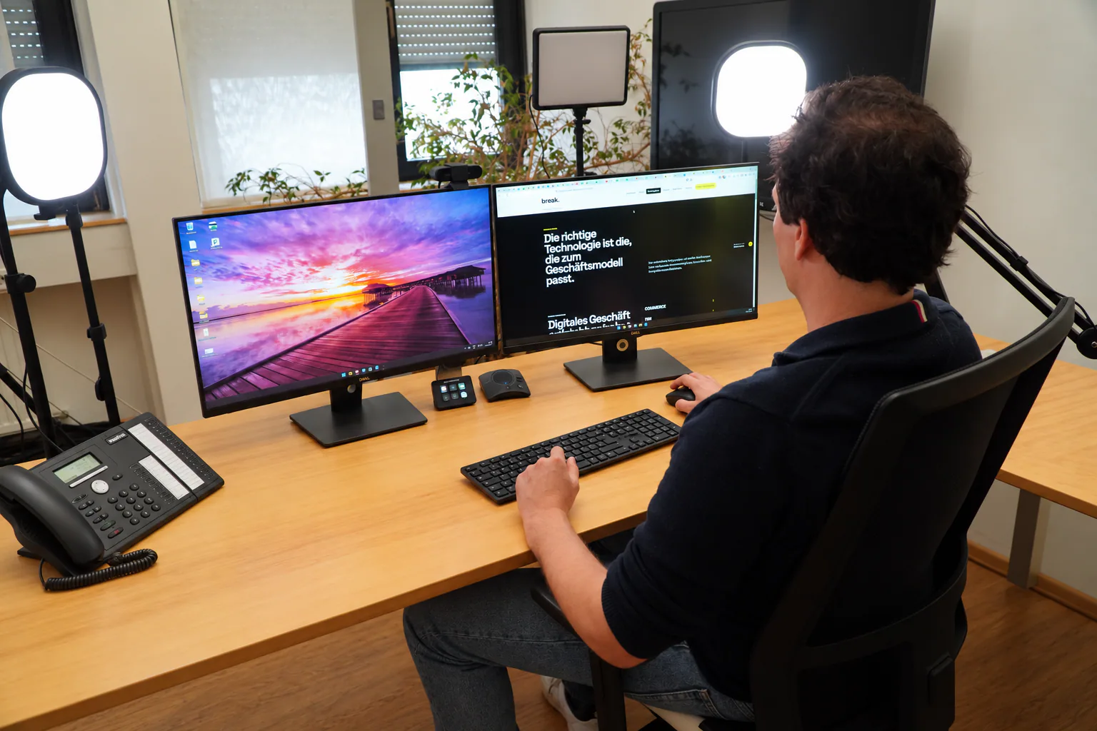 Technische Arbeit an einem digitalen System im Break Büro